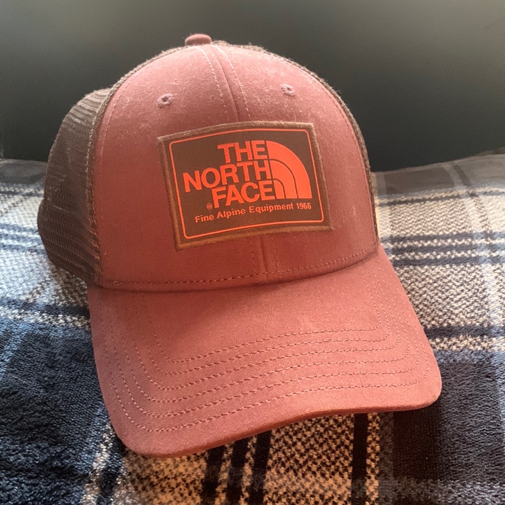 Burgundy north face hat